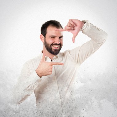 beyaz zemin üzerinde bir kare işareti yapan genç erkek