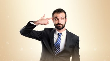 Beyaz arka plan üzerinde intihar genç işadamı