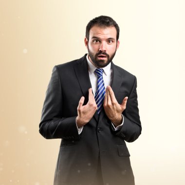 genç işadamı beyaz arka plan üzerinde şaşırttı 