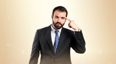 Beyaz arka plan üzerinde çılgın bir jest yaparak işadamı