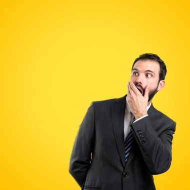 işadamı Sarı zemin üzerinde şaşırttı 