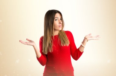 şüpheleri izole beyaz arka plan üzerinde sevimli genç kız