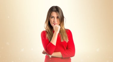 sevimli genç kız izole beyaz zemin üzerinde bir fikir düşünce 