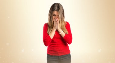 genç kız beyaz arka plan üzerinde şaşırttı 