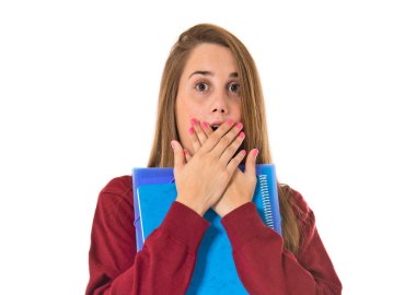 Beyaz arka plan üzerinde sürpriz jest yapıyor öğrenci