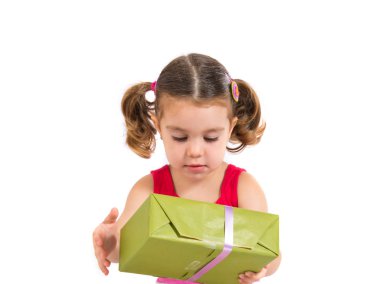 Bir hediye beyaz arka plan üzerinde tutan çocuk