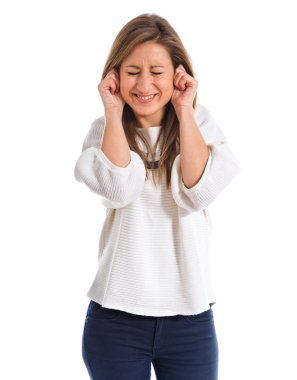 Kulaklarını kapatan kadın