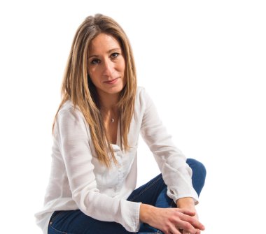 Beyaz arka plan üzerinde güzel bir kadın