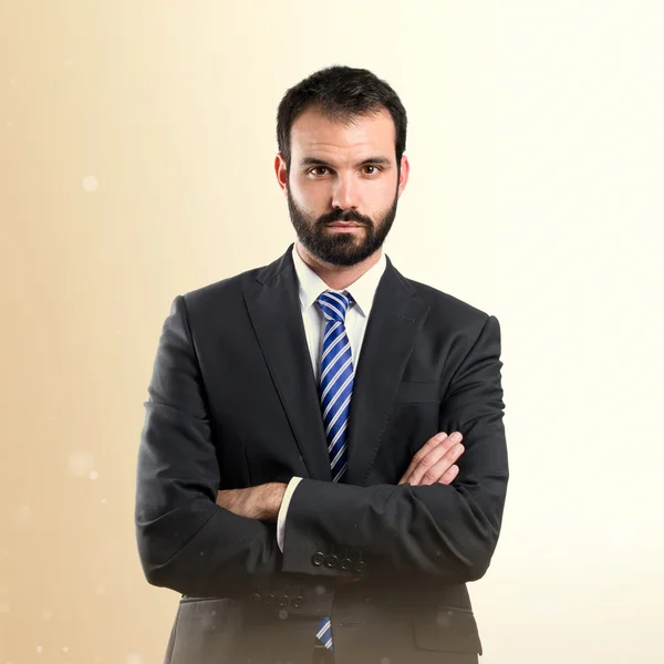 Homem de negócios com os braços cruzados sobre fundo isolado — Fotografia de Stock