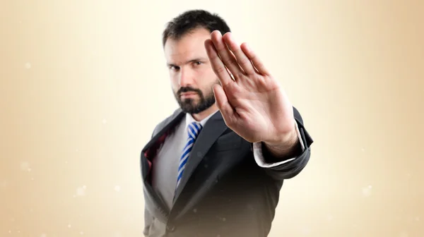 Joven hombre de negocios haciendo stop signo sobre fondo blanco —  Fotos de Stock