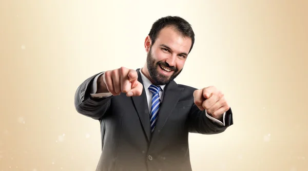 Empresario apuntando al frente sobre fondo blanco — Foto de Stock