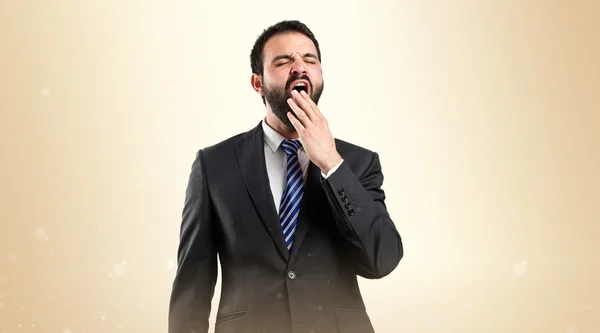 Бизнесмен зевает на белом фоне — стоковое фото