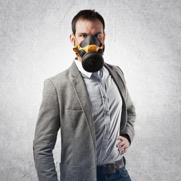 Mladý podnikatel s plynovou masku nad bílým pozadím — Stock fotografie