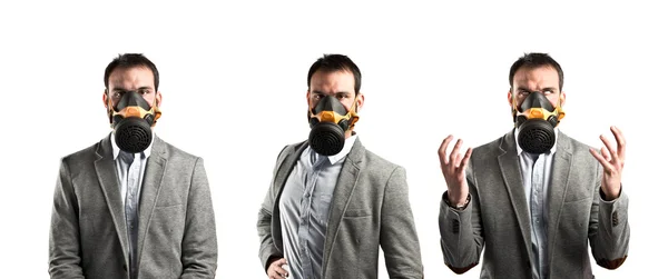 Jungunternehmer mit Gasmaske vor weißem Hintergrund — Stockfoto