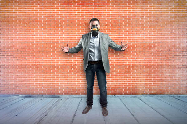 Νέος επιχειρηματίας με μάσκα αερίων πάνω από το φόντο με υφή — Φωτογραφία Αρχείου