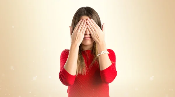 Menina cobrindo seus olhos sobre fundo branco isolado — Fotografia de Stock