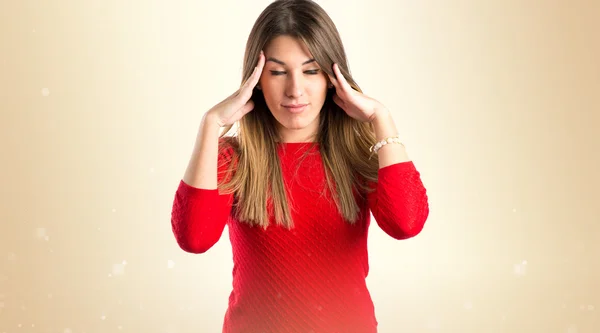 Giovane ragazza pensando su isolato sfondo bianco — Foto Stock