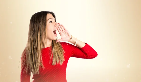 Chica joven gritando sobre el fondo blanco aislado —  Fotos de Stock