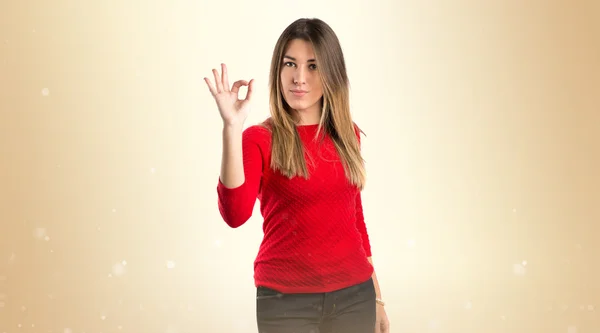 Mujer joven haciendo Ok signo sobre fondo blanco — Foto de Stock