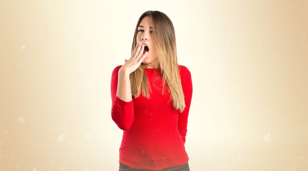 Chica joven bostezando sobre fondo blanco aislado —  Fotos de Stock