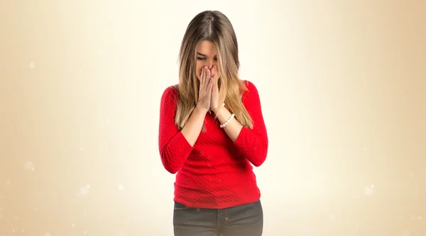 Chica joven sorprendida sobre fondo blanco —  Fotos de Stock