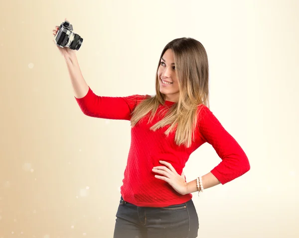 Mädchen beim Fotografieren auf weißem Hintergrund — Stockfoto