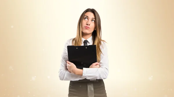 Linda mujer de negocios pensando en una idea sobre fondo blanco aislado — Foto de Stock