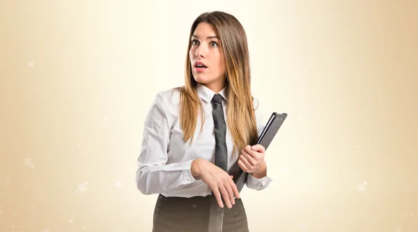 Joven empresaria haciendo gesto sorpresa sobre fondo blanco — Foto de Stock