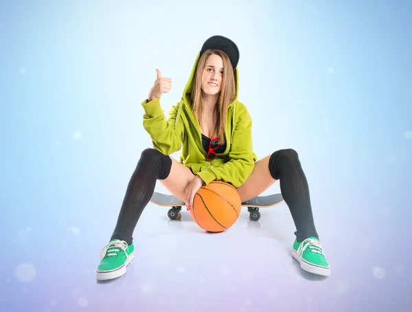 Pretty young girl wearing urban style with skateboard — Stock Photo, Image