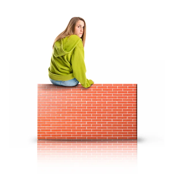 Menina bonita vestindo estilo urbano sobre cartaz retangular — Fotografia de Stock