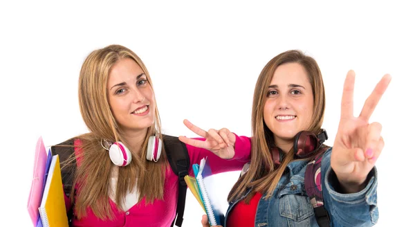 Estudante mulheres fazendo Ok assinar sobre fundo branco — Fotografia de Stock