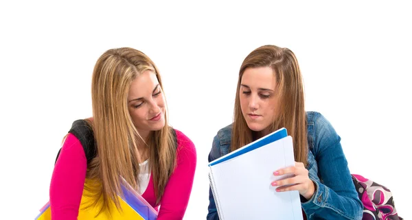 Studenters lärande under isolerade vit bakgrund — Stockfoto