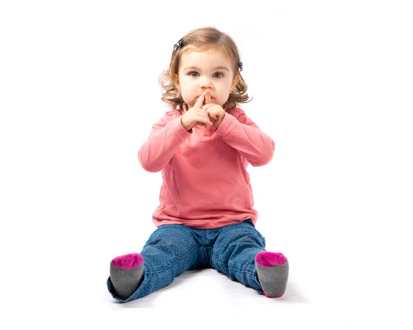 Carino ragazza facendo silenzio gesto su sfondo bianco — Foto Stock