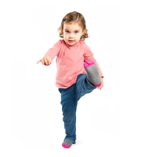 Bambina che cammina su sfondo bianco — Foto Stock