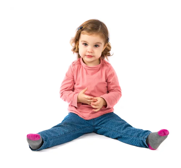 Menina bonito sentado sobre fundo branco — Fotografia de Stock