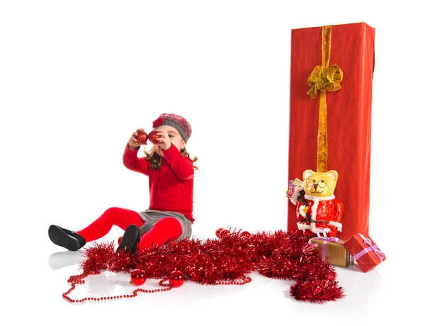 Kleines Mädchen rund um weihnachtliche Elemente — Stockfoto