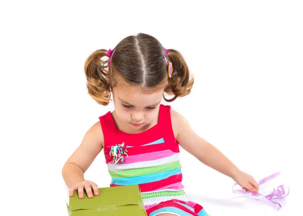 Niño sosteniendo un regalo sobre fondo blanco — Foto de Stock