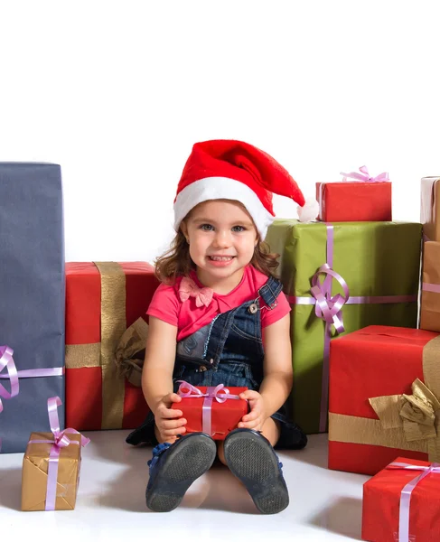 Blond dziecko Boże Narodzenie wokół kilka prezentów — Zdjęcie stockowe