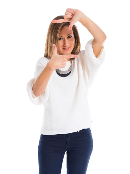 Mulher focando com os dedos — Fotografia de Stock