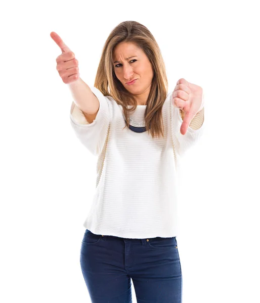 Mujer haciendo una buena-mala señal — Foto de Stock