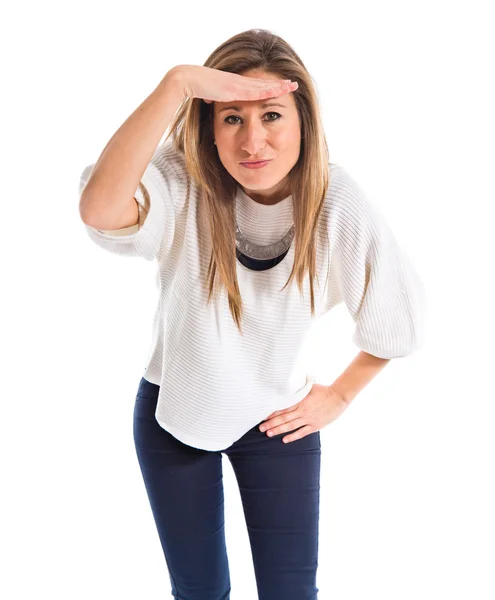 Mujer mostrando algo sobre fondo blanco — Foto de Stock