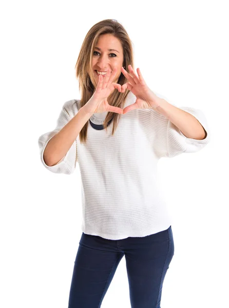 Femme faisant un cœur avec ses mains — Photo