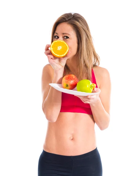 Спортивная женщина с фруктами — стоковое фото