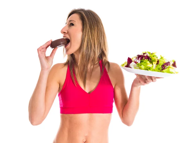 Frau unentschlossen zwischen Donut und Salat — Stockfoto