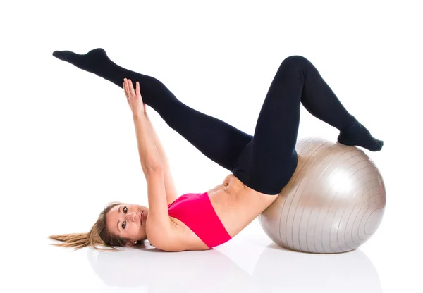 Donna che fa sport con fitball — Foto Stock