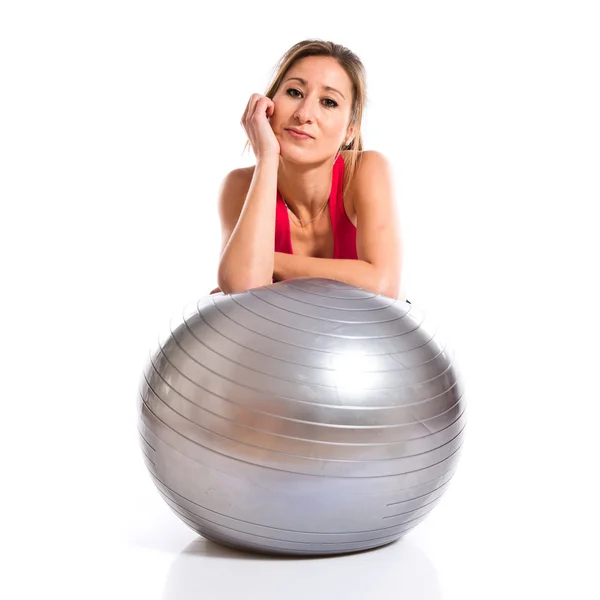 Kvinna med fitball — Stockfoto