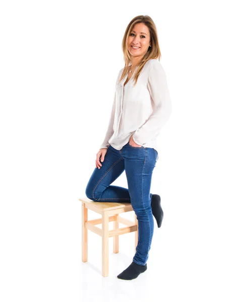 Bella ragazza bionda seduta sulla sedia — Foto Stock