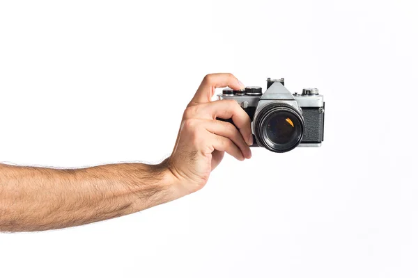 Mão segurando uma câmera sobre fundo branco — Fotografia de Stock