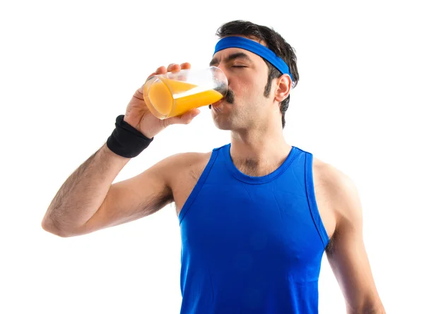 Sportman dricka apelsinjuice — Stockfoto