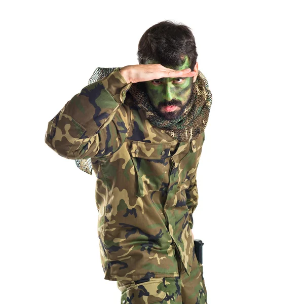 Soldat visar något över vit bakgrund — Stockfoto